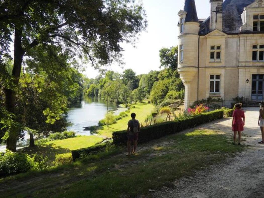 Château des Loups - Les Cèdres Bleus Echire Exterior foto